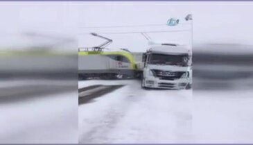 Tren TIR'ı böyle biçti