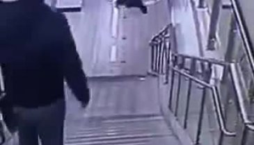 Merdivenlerden korkunç düşüş!