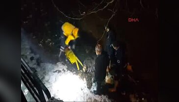 Köprüden dereye atlayan Suriyeli'yi polisler kurtardı
