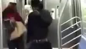 Irkçı kadın metroda önüne gelene saldırdı