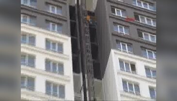 Asansör işçilerle birlikte yere çakıldı - 1