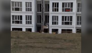 Asansör işçilerle birlikte yere çakıldı - 2