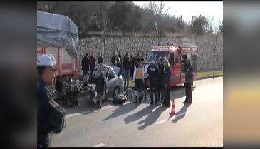 Bursa'da kamyonun altına giren otomobilde can verdi!