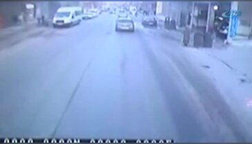 Halk otobüsüne molotoflu saldırı anı kamerada