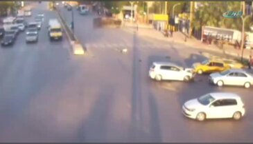 Yan yatan minibüs metrelerce sürüklendi