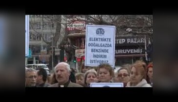 Bursa'da tüketiciler, elektrik, doğalgaz ve benzinde indirim talebiyle yürüdü