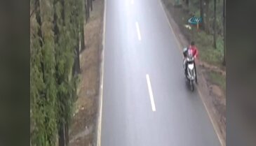 Motosikletin ciple çarpıştığı an kamerada