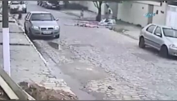 Devrilen merdivenin altında kaldı!