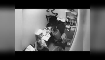 Ofis çalışanlarının üstüne tavandan işçi düştü