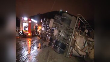 Bursa'da beton mikseri yan yatı: 1 yaralı