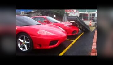 Ferrari'nin üstüne tabela düştü