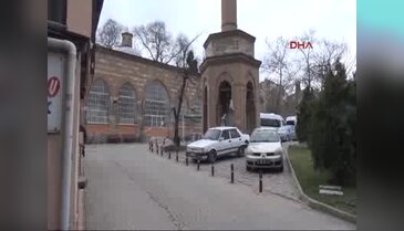 Bursa'da cami ile minare arasından yol geçiyor