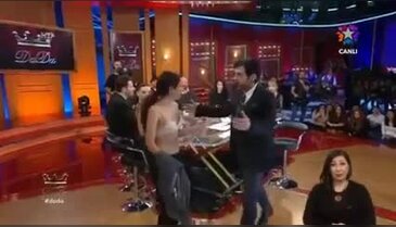 Okan Bayülgen'in programında çıplak eylem girişimi