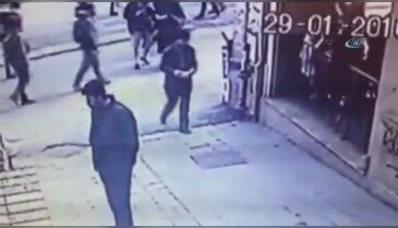 Yüzük tablasını kaşla göz arasında yürüttü
