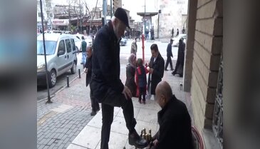 Bursa'da 58 yıldır aynı yerde ayakkabı boyuyor