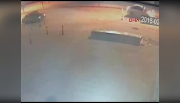 Polise çarpıp kaçan sürücü güvenlik kamerası sayesinde yakalandı