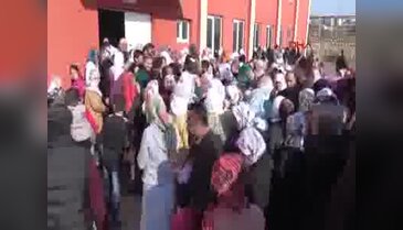 Silvan'da gıda ve giysi yardımında izdiham çıktı