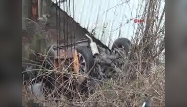 Kaza yapan otomobili çekiciye yüklerken akıma kapılıp yaralandı