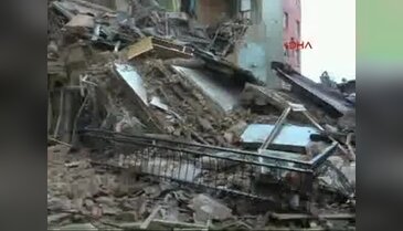 İstanbul Beyoğlu'nda 5 katlı bina çöktü - 2