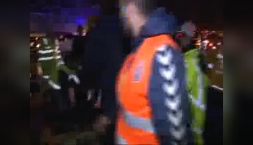 Bariyerlere çarparak havalanan kamyonet otomobilin üzerine düştü: 3 yaralı