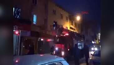 Otelde yangın çıktı, müşteriler camlara çıkarak kurtarılmayı bekledi