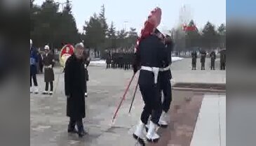 Şehit mezarlarına kırmızı karanfil bırakıldı