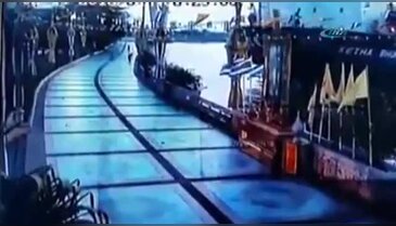 Dümeni kilitlenen gemi kıyıya girdi
