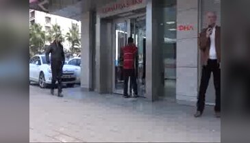 Dolandırıcıyı yakalatmak için pijama ve terlikle bankaya geldi
