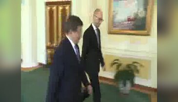 Davutoğlu Ukrayna'da mevkidaşı Arseniy Yatsenyuk ile görüştü