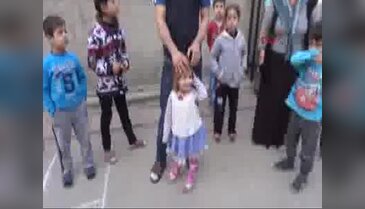 Sokakta oynarken başından vuruldu