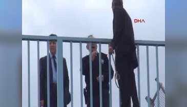 Yaya köprüsüne çıkıp boynuna ip bağlayarak intihara kalkıştı