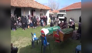 Yan yana gömüldüler...