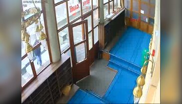 Camideki yardım kasasından para çalarken kameraya yakalandı