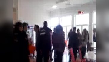 Öğrencilerle özel güvenlik görevlileri arasında afiş arbedesi