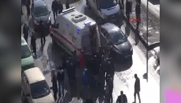 Buz kütlesi düştü: 2 yaralı