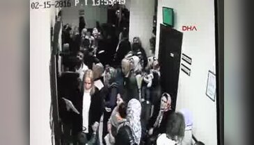 Sıra numarası almasını isteyen doktoru dövdüler