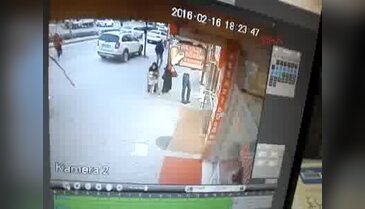 Motosikletin kadına çarpma anı güvenlik kameralarına yansıdı
