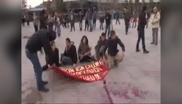 Müdahale edilen grup polise boya attı