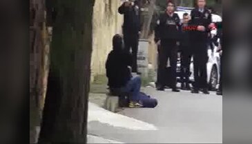 Bıçaklı kişi, kadını sokak ortasında rehin aldı