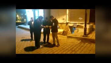 Engelli çocuğu ayağında iple dışarı bağladılar