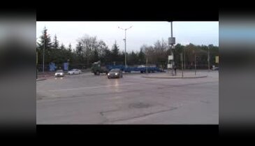 Patlamada yanan servis aracı TIR'la olay yerinden taşındı