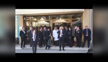 Başbakan Davutoğlu, patlamada yaralananları ziyaret etti