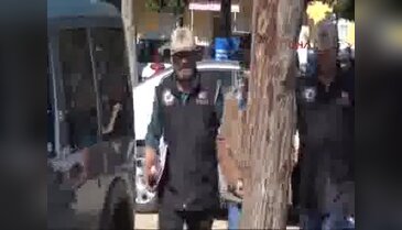 Gösterilerde polise el yapımı bomba attı