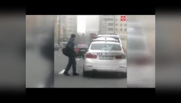 Kızgın şahıs çekiçle polis aracına böyle saldırdı