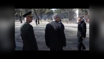 Başbakan, saldırının düzenlendiği yere karanfil bıraktı