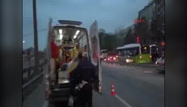 Bariyerlerin üstünden atlayan kadına ambulans çarptı