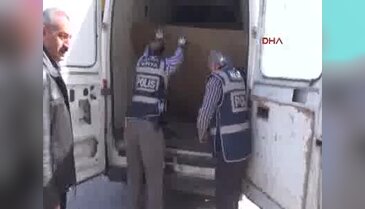 Minibüsteki makara sistemli gizli bölmede 20 bin paket kaçak sigara bulundu