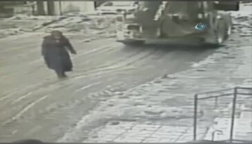 Genç öğretmenin üzerine kar kütlesi böyle düştü!