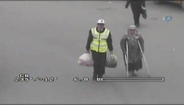 Yaşlı kadının yardımına polis koştu