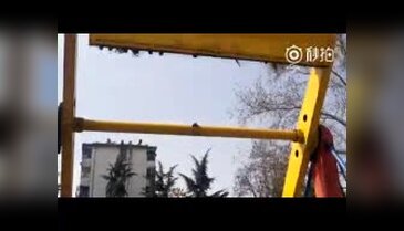 Dönme dolap benzeri makineden düşerek öldü